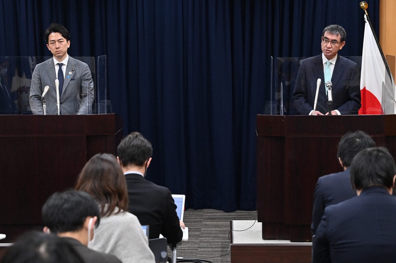 再生可能エネルギー電力調達について記者会見する河野太郎行政改革担当相(右奥)と小泉進次郎環境相(左奥)=東京都千代田区で2020年12月10日午前11時23分、宮間俊樹撮影