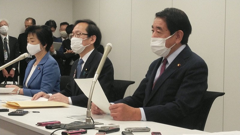 与党間の合意内容について記者会見で説明する自民党の下村博文政調会長(右)。中央は公明党の竹内譲政調会長=衆院第2議員会館で2020年12月10日午後5時3分、矢澤秀範撮影