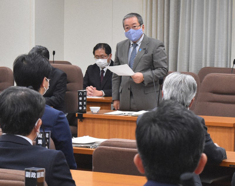 佐賀県議会の総務常任委員会で、鐘の設置事業費などが盛り込まれた補正予算案への反対討論をする自民党の八谷克幸議員(中央)=佐賀市の佐賀県議会で2020年12月10日午後3時44分、池田美欧撮影
