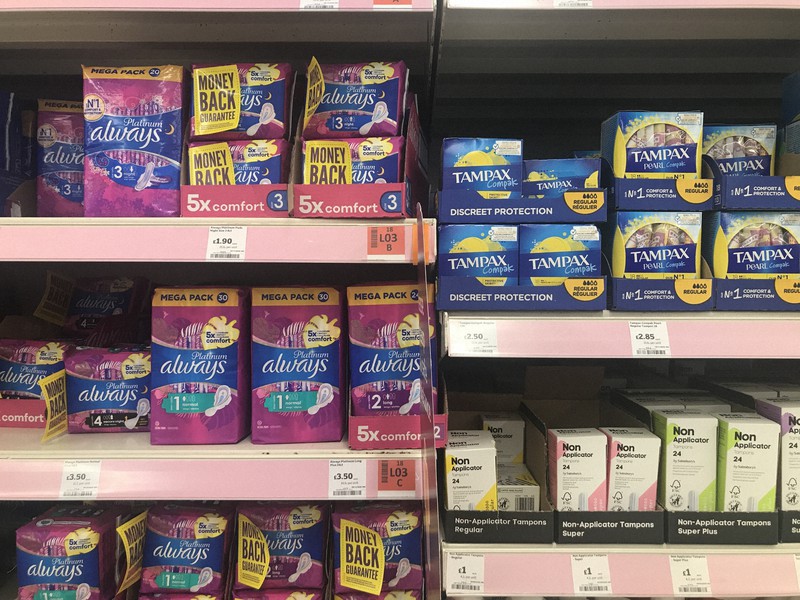 生理用品がスコットランドでは無料提供され、英国では2021年から非課税になる=ロンドンで12月8日、横山三加子撮影