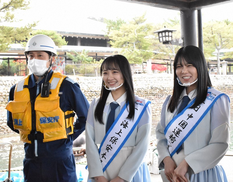 「一日第6管区海上保安本部長」を務めた石田千穂さん(中央)と「一日中国運輸局長」の矢野帆夏さん(右)=広島県廿日市市で2020年12月10日午前10時45分、手呂内朱梨撮影
