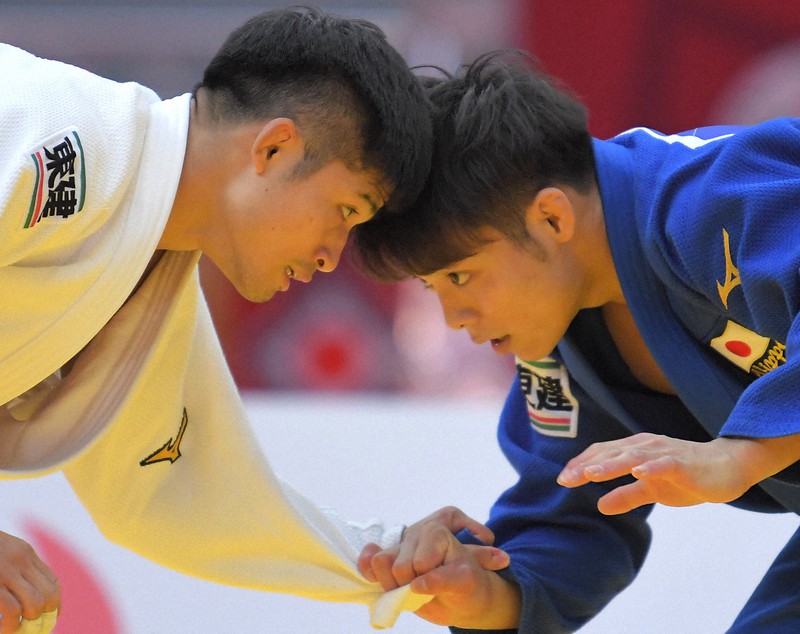 グランドスラム大阪の男子66キロ級決勝で対戦する阿部一二三(右)と丸山城志郎=大阪市港区の丸善インテックアリーナ大阪で2019年11月22日、徳野仁子撮影