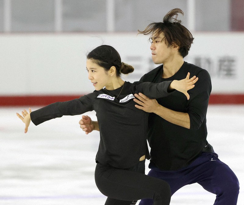 練習を公開したフィギュアスケートアイスダンスの村元哉中、高橋大輔組=三井不動産アイスパーク船橋で2020年12月10日午後(代表撮影)