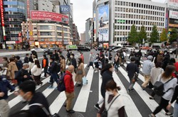 にぎわう街＝東京都新宿区で2020年11月23日、宮間俊樹撮影