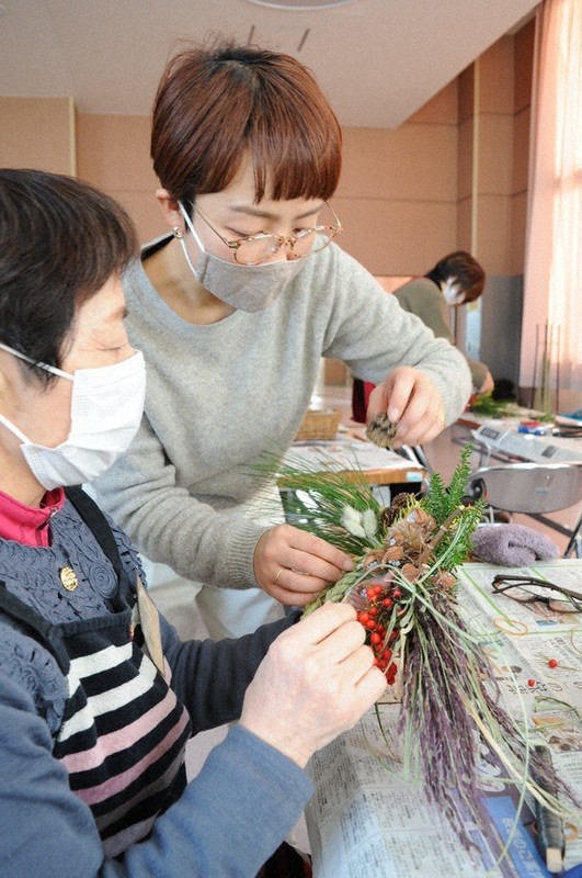 コロナ禍の新年を明るく 古代米で正月飾り 鶴岡 山形 毎日新聞
