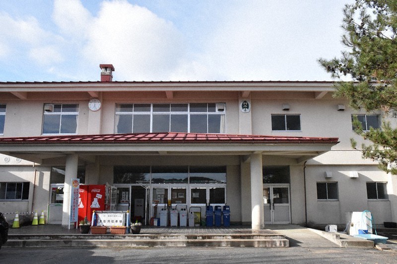 廃校となった旧草野小の校舎=福島県飯舘村で2020年11月
