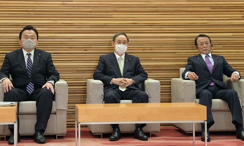 閣議に臨む(左から)赤羽一嘉国土交通相、菅義偉首相、麻生太郎副総理兼財務相=首相官邸で2020年12月11日午前10時、竹内幹撮影