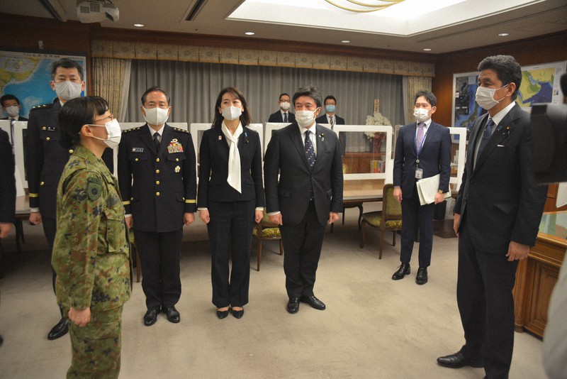 岸信夫防衛相(右)に出発を報告し、激励される看護官の星野清香2等陸尉(左)=防衛省で2020年12月11日午後5時1分、松浦吉剛撮影