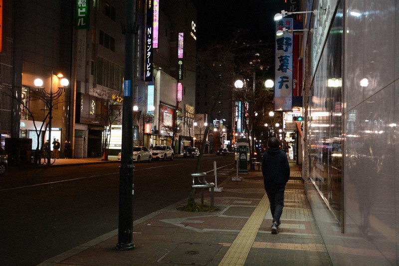 人通りが少ない歓楽街ススキノの中心部=札幌市中央区で2020年12月10日、岸川弘明撮影