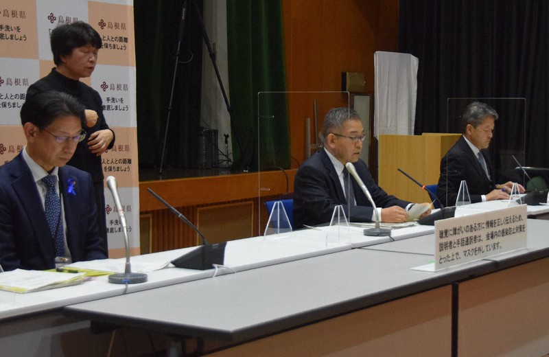 記者会見に臨む鬼形和道・島根大医学部長(右)や井川幹夫・島根大病院長(中央)ら=松江市殿町の島根県庁で2020年12月10日午後10時29分、目野創撮影