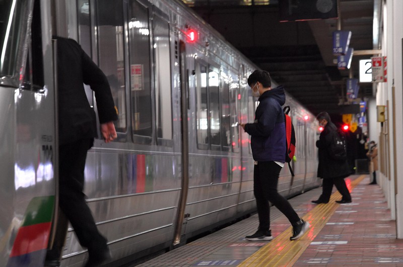 JR鹿児島線の特急「きらめき20号」に乗り込む乗客ら=JR博多駅で2020年12月9日午後11時28分、金澤稔撮影