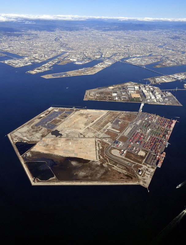 大阪・関西万博予定地の夢洲(手前)=大阪市此花区で2020年12月2日、本社ヘリから加古信志撮影