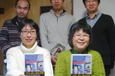 「コロナ禍の東京を駆ける」の出版に携わった（左下から反時計回りで）小林美穂子さん、和田静香さん、稲葉剛さん、宍戸正博さん、佐々木大志郎さん＝東京都中野区で2020年11月23日午後5時46分、遠藤拓撮影