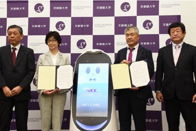 （左から）京都橘大:東野輝夫工学部長（就任予定）、日比野英子学長、NEC:谷口充西日本統括支社長、加納敏行上席技術主幹