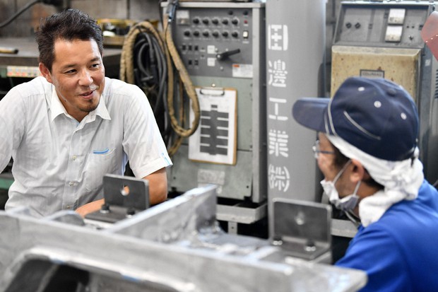 社員とコミュニケーションをとる栄鋳造所の鈴木隆史代表取締役社長=東京都八王子市で2020年9月9日、西夏生撮影