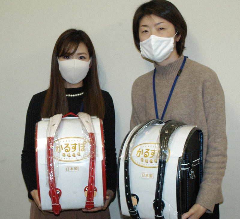 寄付された赤と黒のランドセル=山形市役所で2020年12月11日、浜名晋一撮影