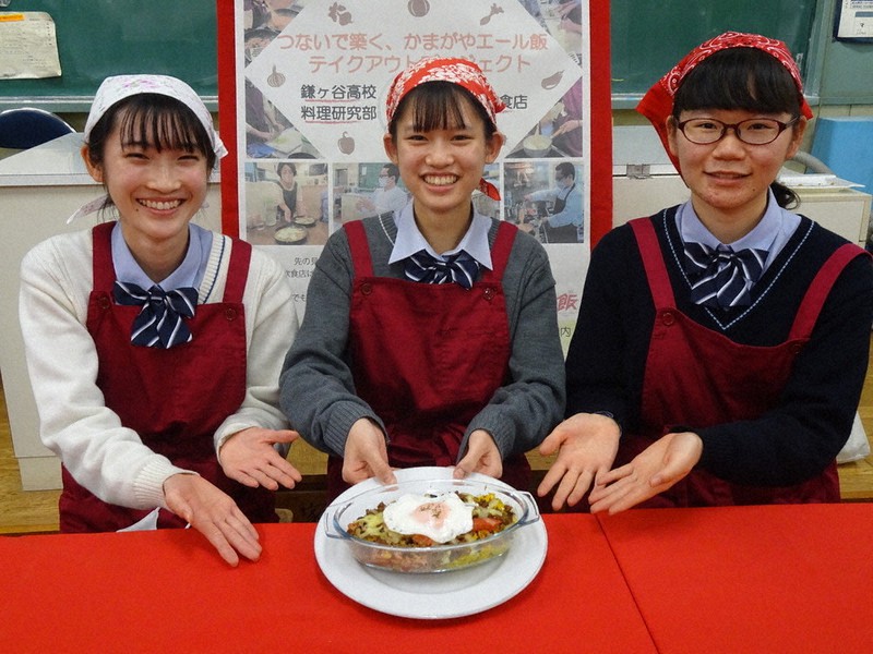 「ツートンライスキーマカレー」で1位になったチーム=千葉県立鎌ケ谷高校で、小林多美子撮影