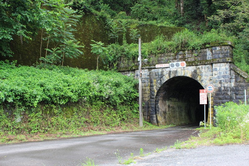 通学路にも使用されている湯尾トンネル=福井県南越前町湯尾で2020年7月4日午後0時53分、大島秀利撮影
