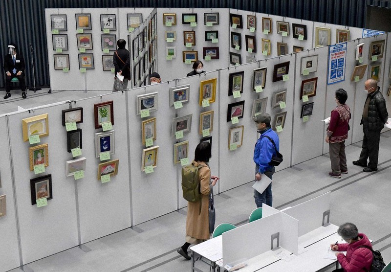 「名士寄贈書画工芸作品入札会」の作品を見る来場者たち=大阪市北区の毎日新聞大阪本社オーバルホールで2020年12月11日、平川義之撮影影