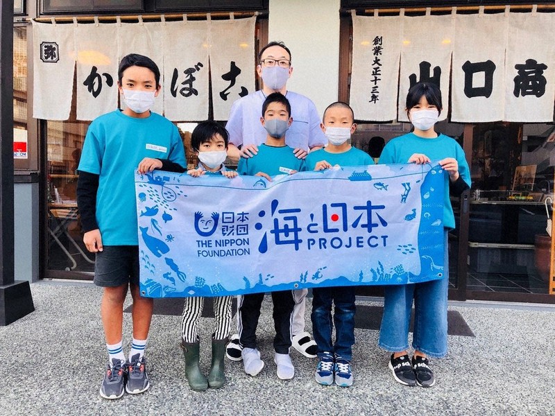 参加をした子どもたちと山口商店の山口さん