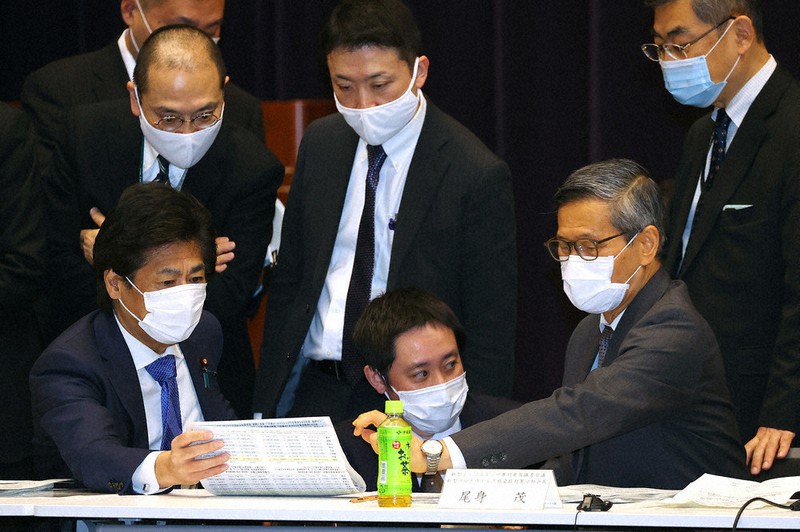 資料を確認して新型コロナウイルス感染症対策分科会に臨む田村憲久厚生労働相(手前左)と尾身茂会長(同右)=東京都千代田区で2020年12月11日午前9時13分、宮武祐希撮影