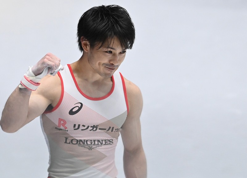 内村航平 鉄棒でトップで決勝へ H難度の離れ技成功 全日本体操男子予選 写真特集1 10 毎日新聞