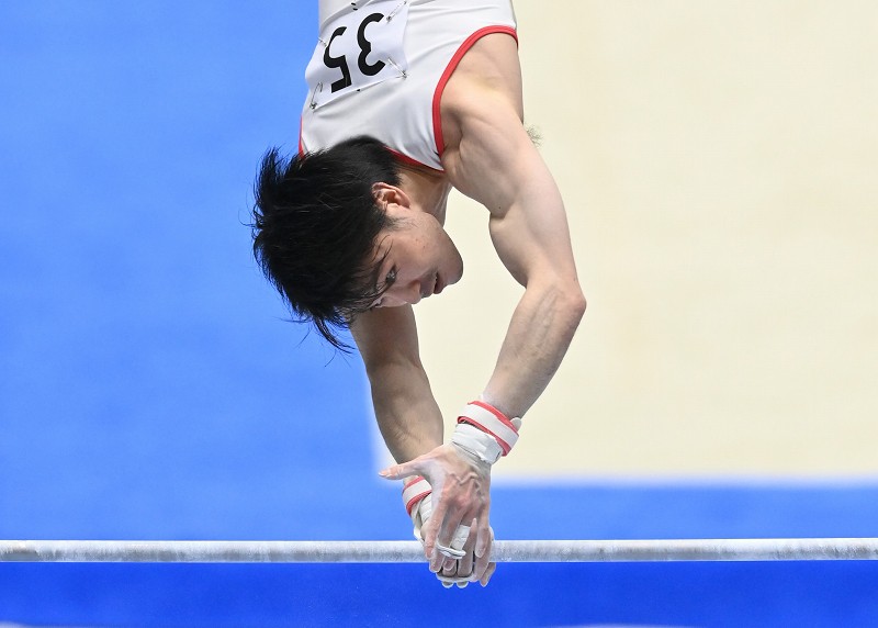 内村航平 鉄棒でトップで決勝へ H難度の離れ技成功 全日本体操男子予選 写真特集2 10 毎日新聞