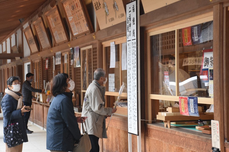年末年始の3密を避けるため、例年より1カ月も早くお札や破魔矢の授与を始めている=さいたま市大宮区の氷川神社で2020年12月2日午前10時49分、小鍜冶孝志撮影