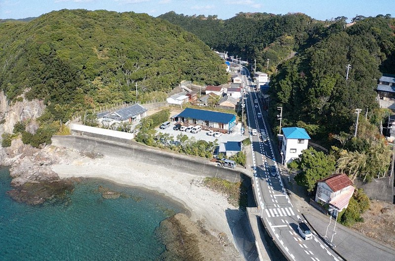 海が近く、ダイビング店が軒を連ねる和歌山県串本町串本の国道42号沿い=マリンステージ串本提供