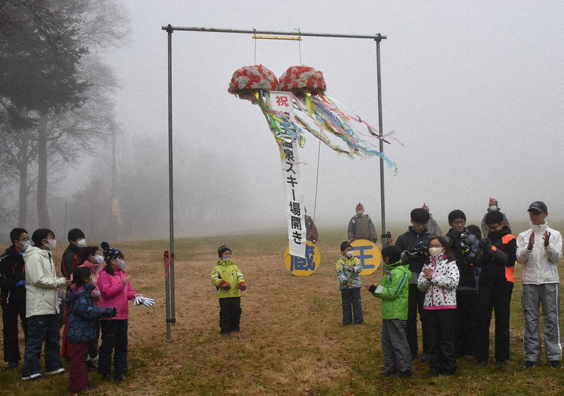 くす玉を割ってスキー場開きを祝う子供たち=山形市の蔵王温泉スキー場で2020年12月12日午前11時32分、藤村元大撮影