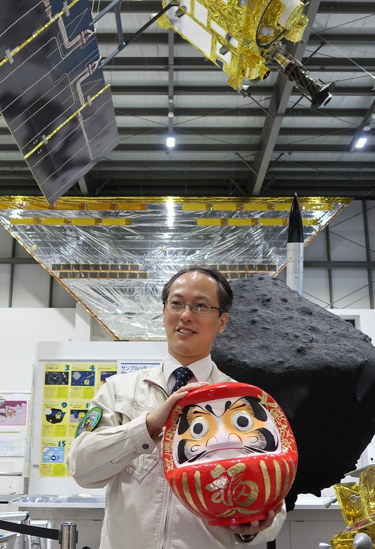 探査機はやぶさ2のカプセル回収に成功し、喜ぶJAXAの津田雄一・プロジェクトマネジャー=相模原市中央区のJAXA宇宙科学研究所で2020年12月6日、永山悦子撮影