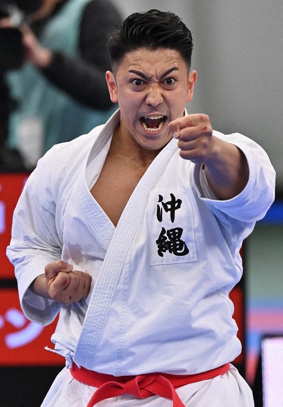 全日本空手道選手権 男子形 喜友名９連覇 女子形８連覇を清水逃す波乱も 毎日新聞