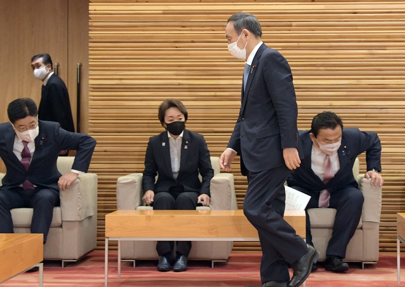 追加経済対策を決定した臨時閣議に臨む菅義偉首相(手前)=首相官邸で2020年12月8日午後6時、竹内幹撮影