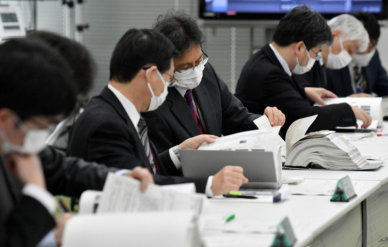 原電が提出した資料を確認する原子力規制委の担当者ら=東京都台東区で2020年12月14日午前9時43分、西夏生撮影