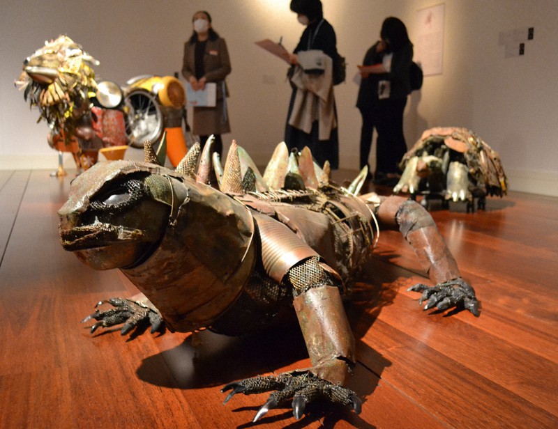 ウミイグアナ「鉄兵」(手前)やライオン「ライアン」などの動物作品群=名古屋市東区のヤマザキマザック美術館で2020年11月13日午後2時22分、山田泰生撮影
