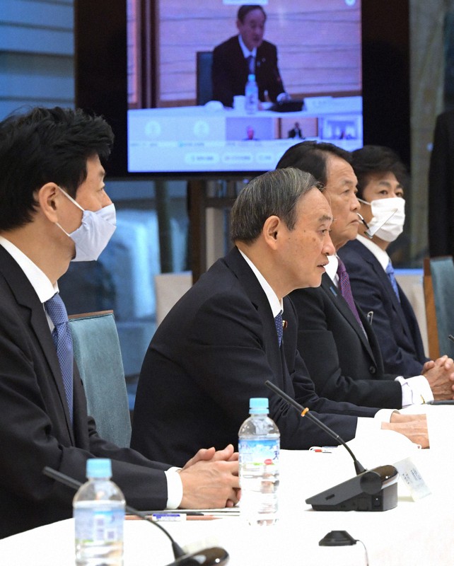 全世代型社会保障検討会議で発言する菅義偉首相(左から2人目)。左端は西村康稔経済再生担当相=首相官邸で2020年12月14日午前10時57分、竹内幹撮影