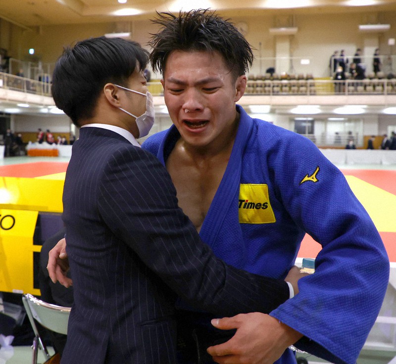 丸山城志郎に勝利し、所属先の関係者と抱き合う阿部一二三=東京都文京区の講道館で2020年12月13日(代表撮影)
