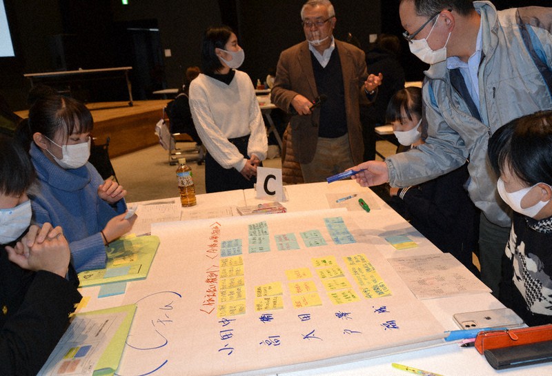 幅広い年齢層の市民が参加し、東日本大震災の教訓について語り合った「大震災かまいしの伝承者」研修=岩手県釜石市大町で