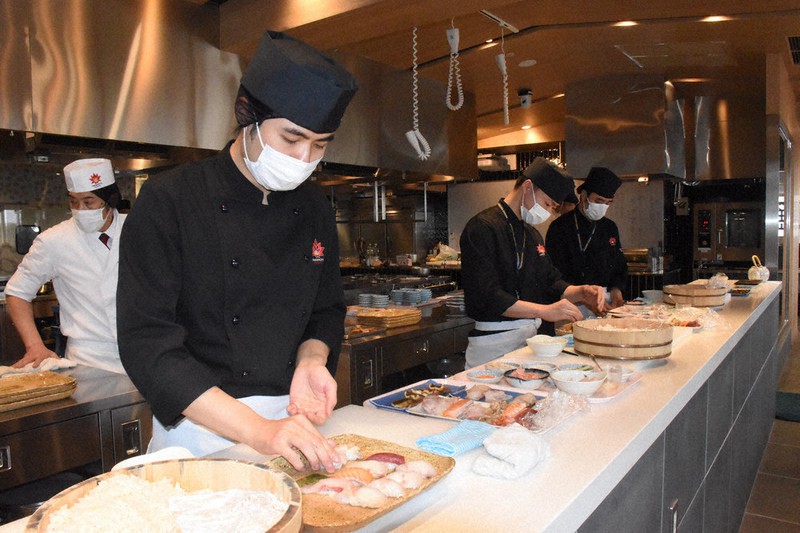 すしを握る生徒たち=世田谷区の東京山手調理師専門学校で、2020年12月13日午後1時7分、井川諒太郎撮影