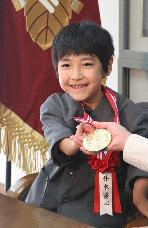 肢体不自由児 者の美術展 デジタル写真展 友 で書部門特賞 橋本 応其小２井本さん 和歌山 毎日新聞