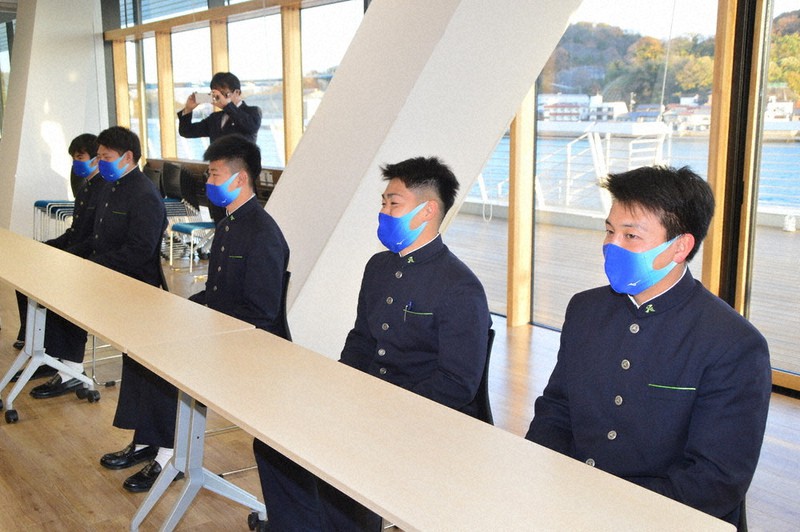 花園での優勝を誓う尾道の森元一気主将(右端)ら=広島県尾道市役所で、渕脇直樹撮影