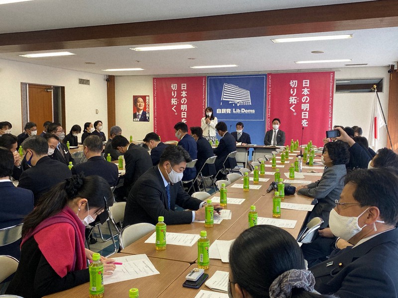 自民党の内閣第1部会・女性活躍推進特別委員会合同会議であいさつする森雅子・同委員長(中央)=東京都千代田区永田町1の党本部で2020年12月15日、野間口陽撮影