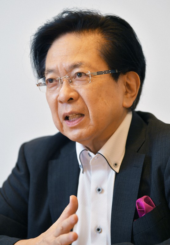 インタビューに答える元内閣官房参与で前スイス大使の本田悦朗氏=東京都港区で2020年9月10日、手塚耕一郎撮影