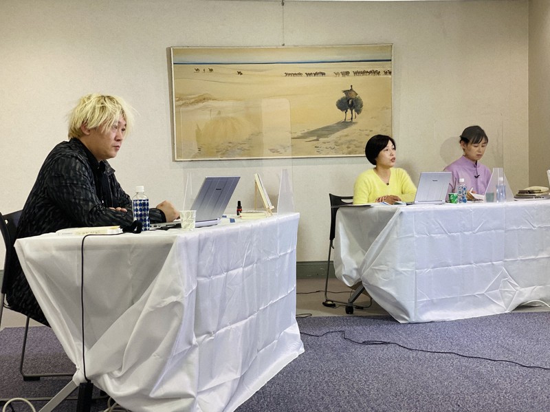 「SNS暴力」の問題について考えるオンラインイベントに参加した(左から)ジャーナリストの津田大介さん、牧野宏美記者、宇多川はるか記者=東京都千代田区で2020年12月15日