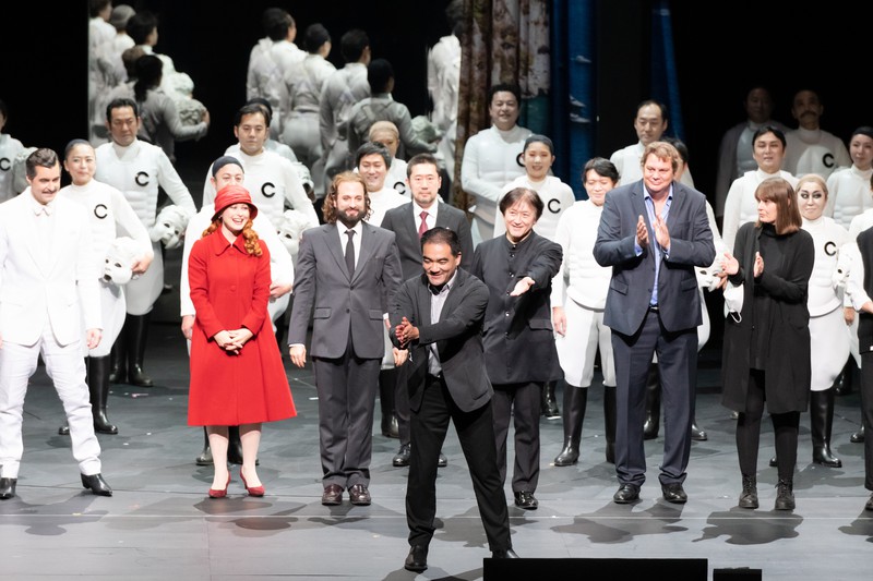 新国立劇場「アルマゲドンの夢」上演後のカーテンコールより、作曲した藤倉大(中央)や大野和士(中央右)ら 撮影:寺司正彦 提供:新国立劇場