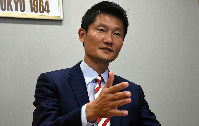 朝日健太郎氏=須藤孝撮影