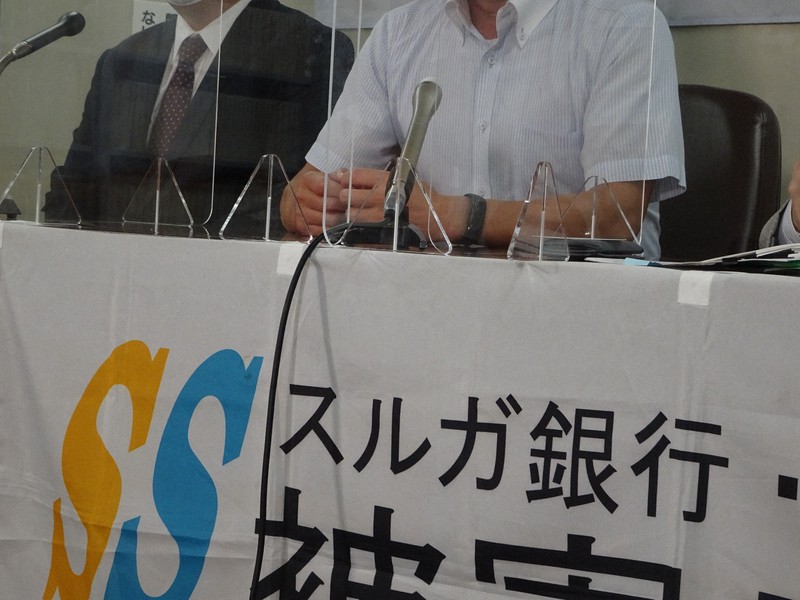 民事調停を申し立てた記者会見で、井上さん(仮名=右)は不正を訴えた=東京都千代田区で2020年9月1日、今沢真撮影