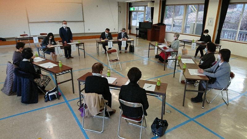 おかみたちと群馬県渋川市幹部の懇談会=伊香保温泉で2020年12月15日、庄司哲也撮影