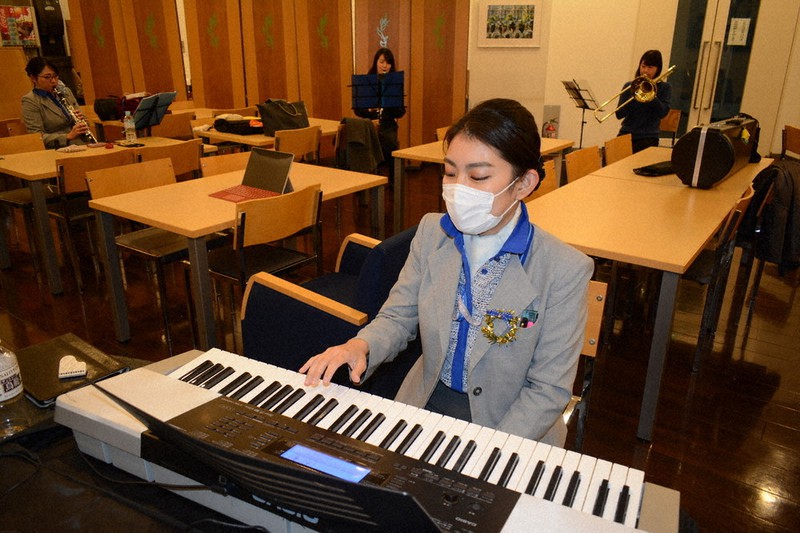 約6カ月ぶりに再結集し、間隔を空けて練習するバンドのメンバー=成田空港で2020年12月8日、中村宰和撮影