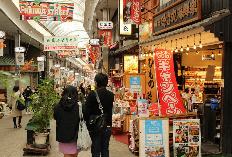 GoToキャンペーン事業ののぼりやポスターがにぎやかな熱海駅前の平和通り名店街=静岡県熱海市田原本町で2020年12月15日午後2時14分、梁川淑広撮影
